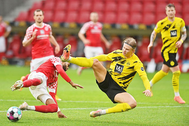 Các cuộc chiến giữa Mainz (áo sẫm) và Dortmund luôn diễn ra quyết liệt và có nhiều bàn thắng