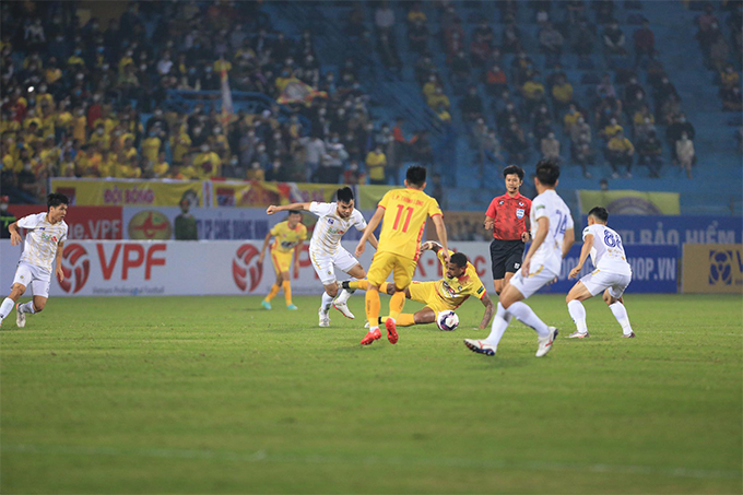 Hà Nội FC (áo trắng) đã có chiến thắng tối thiểu trước Thanh Hoá