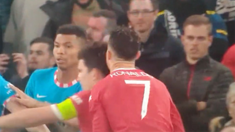 Ronaldo suýt gẫy răng vì đội trưởng Maguire