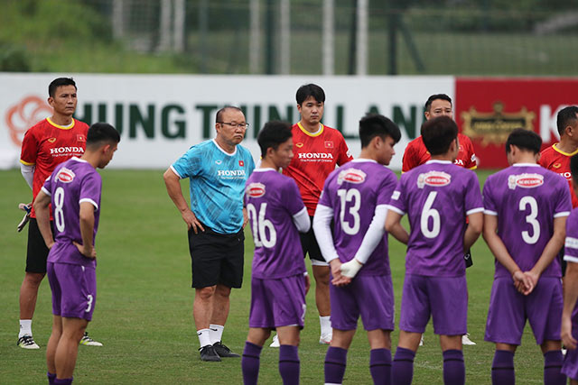HLV Park Hang Seo dặn dò các cầu thủ trước một buổi tập - Ảnh: Đức Cường
