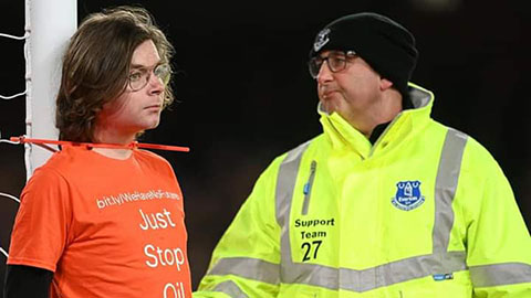 Hình ảnh độc hại khi 1 CĐV tự trói cổ mình vào cột gôn ở trận Everton vs Newcastle