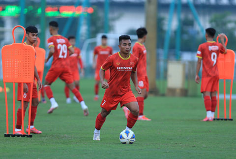 HLV Gong Oh Kyun (ảnh chủ) sẽ sang UAE cùng U23 Việt Nam 	Ảnh: Đức Cường