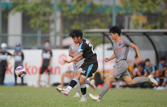 Cuộc so kè giữa cầu thủ B.Bình Dương và Kawasaki Frontale (áo xanh). Ảnh: Dũng Phương