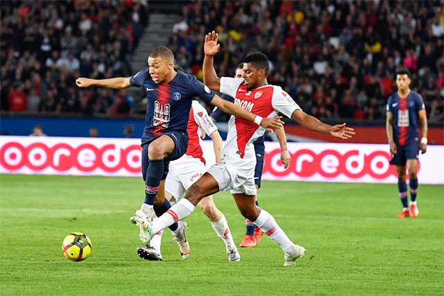 PSG (áo sẫm) quyết thắng trên sân của Monaco để lấy lại vị thế đại gia của mình ở Ligue 1 