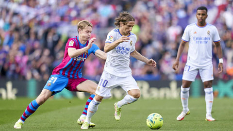 Modric (áo trắng) cùng đồng đội sẽ nối dài cái duyên trước Barca