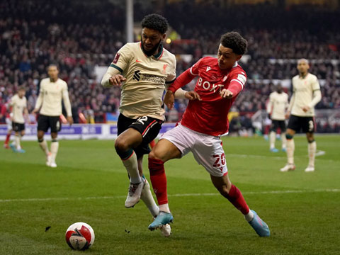 Gomez (áo sáng) đã chơi khá tốt khi được xếp đá hậu vệ trái ở trận gặp Nottingham