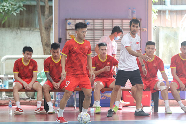  HLV Phạm Minh Giang chỉ đạo các học trò trong một trận đấu