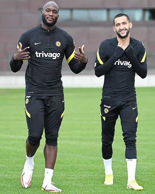Lukaku (trái) thông báo với Ziyech việc sẽ rời Chelsea vào cuối mùa giải này