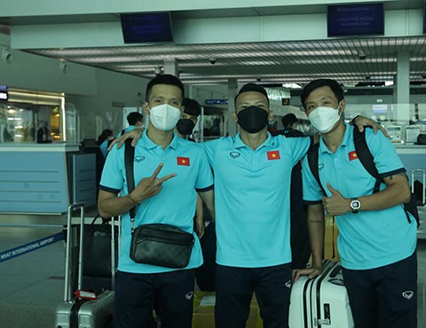 ĐT futsal Việt Nam di chuyển tại sân bay