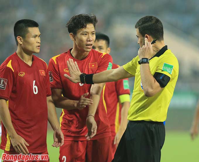 Các cầu thủ ĐT Việt Nam cho rằng họ xứng đáng được hưởng penalty ở phút 58 - Ảnh: Đức Cường