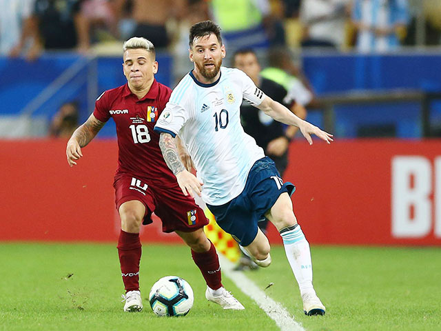 Siêu sao Messi (phải) sẽ dẫn dắt ĐT Argentina dễ dàng vượt qua đối thủ yếu Venezuela