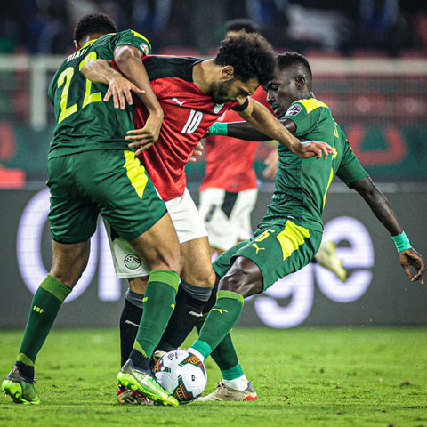 Ngôi sao Salah (giữa) sẽ giúp ĐT Ai Cập đánh bại kình địch Senegal