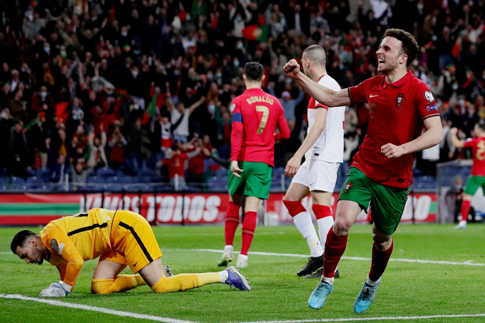 Jota ghi bàn thắng thứ 2 cho Bồ Đào Nha ở cuối hiệp 1
