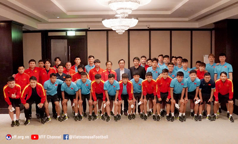 Đại diện Đại sự quán Việt Nam ở UAE đến thăm, động viên tinh thần đội tuyển U23 Việt Nam - Ảnh: VFF 