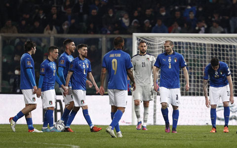 Các cầu thủ Italia thất thểu rời sân khi bị đội bóng nhỏ Bắc Macedonia loại ở bán kết play-off