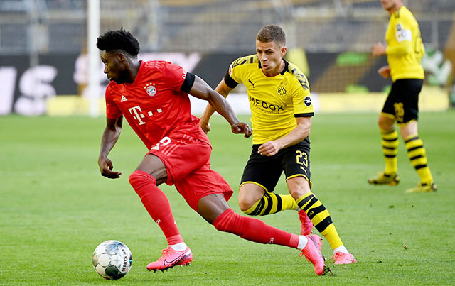 Bayern đã bị Dortmund rút ngắn cách biệt trong thời gian Alphonso Davies (trái) không thể ra sân