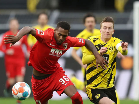 Trong màu áo Augsburg, Oxford (trái) đã thi đấu 22 trận ở Bundesliga mùa này và tất cả số trận đều đá đủ 90 phút 