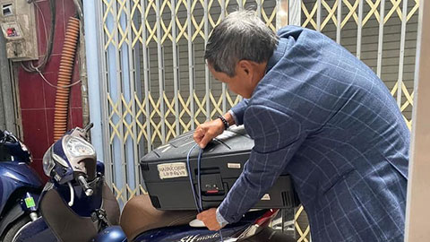 HLV Mai Đức Chung hơn 70 tuổi, tự chằng đồ, đi xe máy lên huấn luyện ĐT nữ Việt Nam
