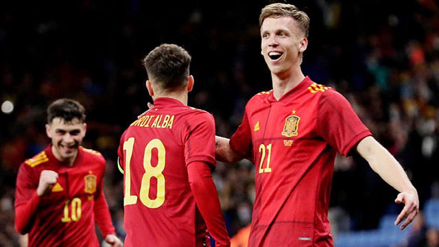 Dani Olmo (phải) ăn mừng bàn thắng ấn định tỷ số 2-1 ở phút 90 cho ĐT Tây Ban Nha trước Albania