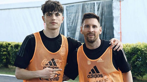 Garnacho (trái) chụp ảnh cùng “Idol” Messi trong lần đầu tập trung cùng ĐT Argentina