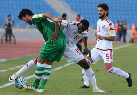 UAE (phải) khó lòng giành suất đi đá play-off