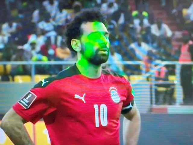 Salah liên tục bị chiếu lazer trong trận thua Senegal 