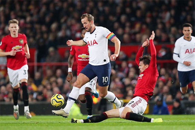 Kane (trái) muốn rời Tottenham để tìm kiếm thử thách mới và thi đấu thường xuyên ở Champions League