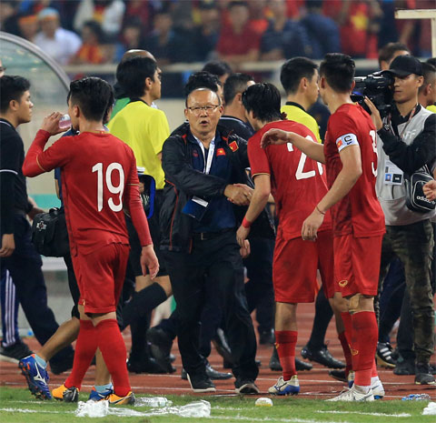 HLV Park Hang Seo động viên các học trò sau một trận đấu	Ảnh: Phan Tùng