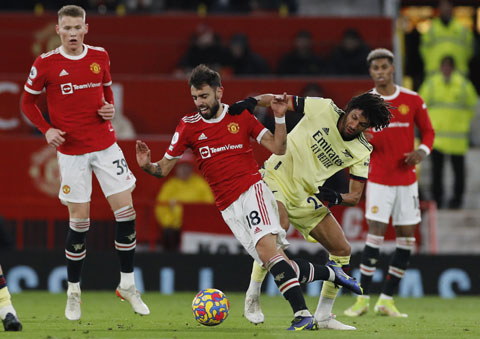 Man United (áo đỏ) đang bị đội đứng thứ tư là Arsenal bỏ xa tới 4 điểm dù đá nhiều hơn 1 trận