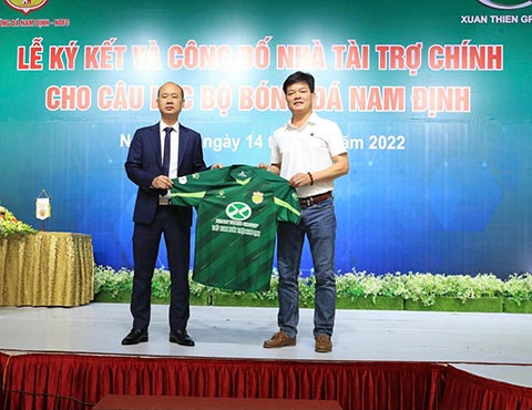 Ông Vũ Cảnh Tuân (trái), Chủ tịch tương lai của CLB Nam Định cho biết dù các thủ tục nhận bàn giao đội bóng chưa xong nhưng phía Xuân Thiện sẽ chơi đẹp tạm ứng tiền lương cho toàn đội