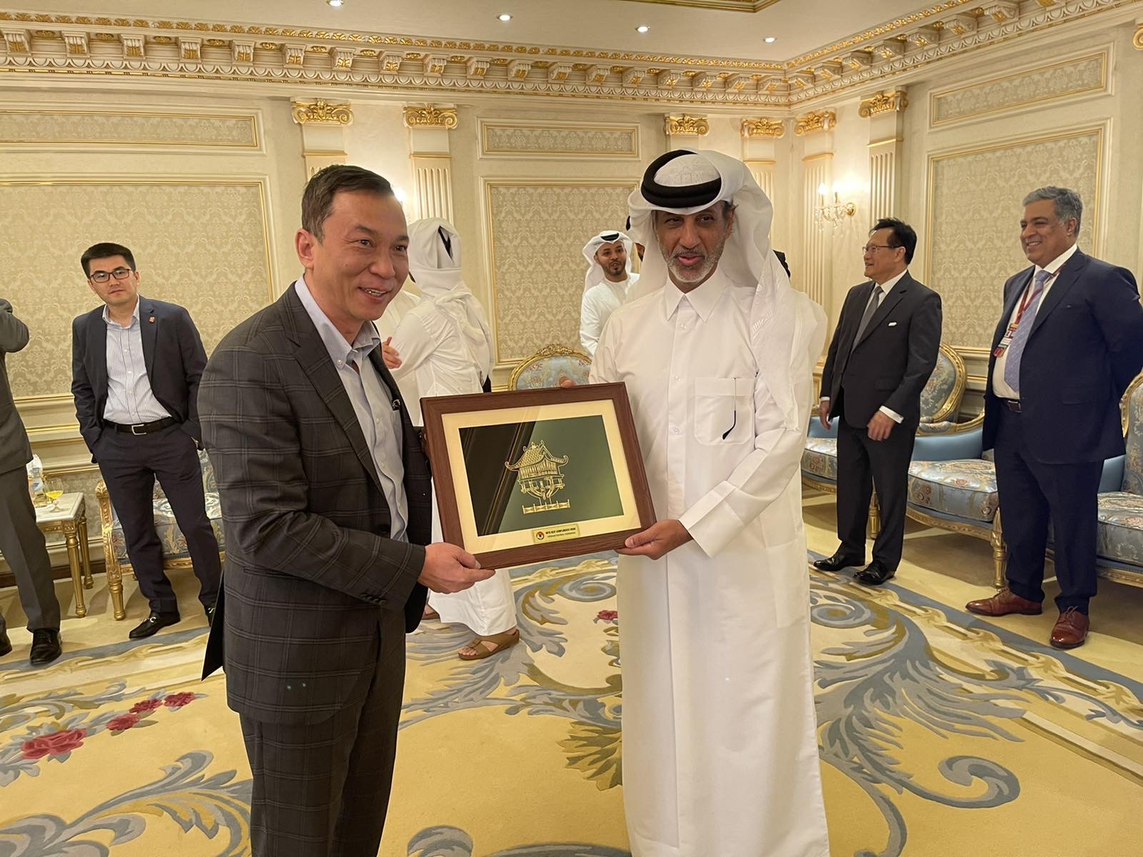 Quyền Chủ tịch VFF Trần Quốc Tuấn tặng quà lưu niệm Chủ tịch Liên đoàn bóng đá Qatar 
