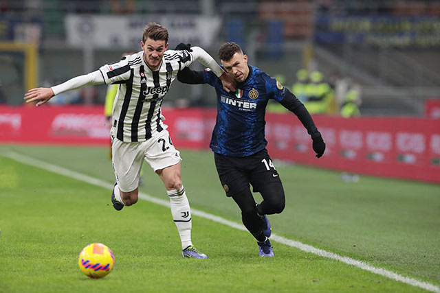 Inter (áo sẫm) khó chặn bước tiến của Juventus