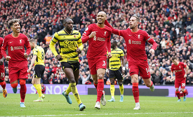Fabinho (giữa) ăn mừng pha lập công giúp Liverpool ấn định chiến thắng 2-0 trước Watford