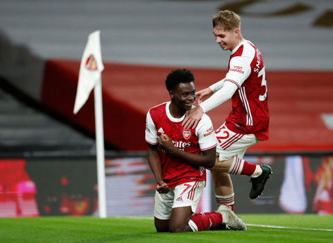 Saka (trái) và Smith-Rowe đang là hạt nhân trong lối chơi tấn công của Arsenal