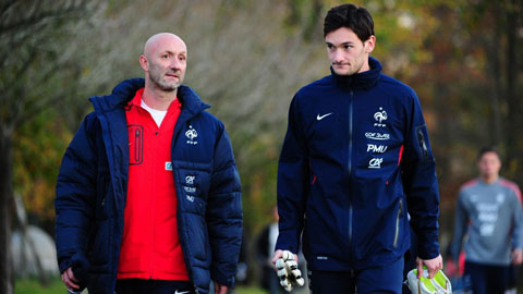 Fabien Bathez (trái) cho rằng các thủ môn hiện tại như Hugo Lloris đang bị biến thành những cỗ máy phòng ngự thụ động