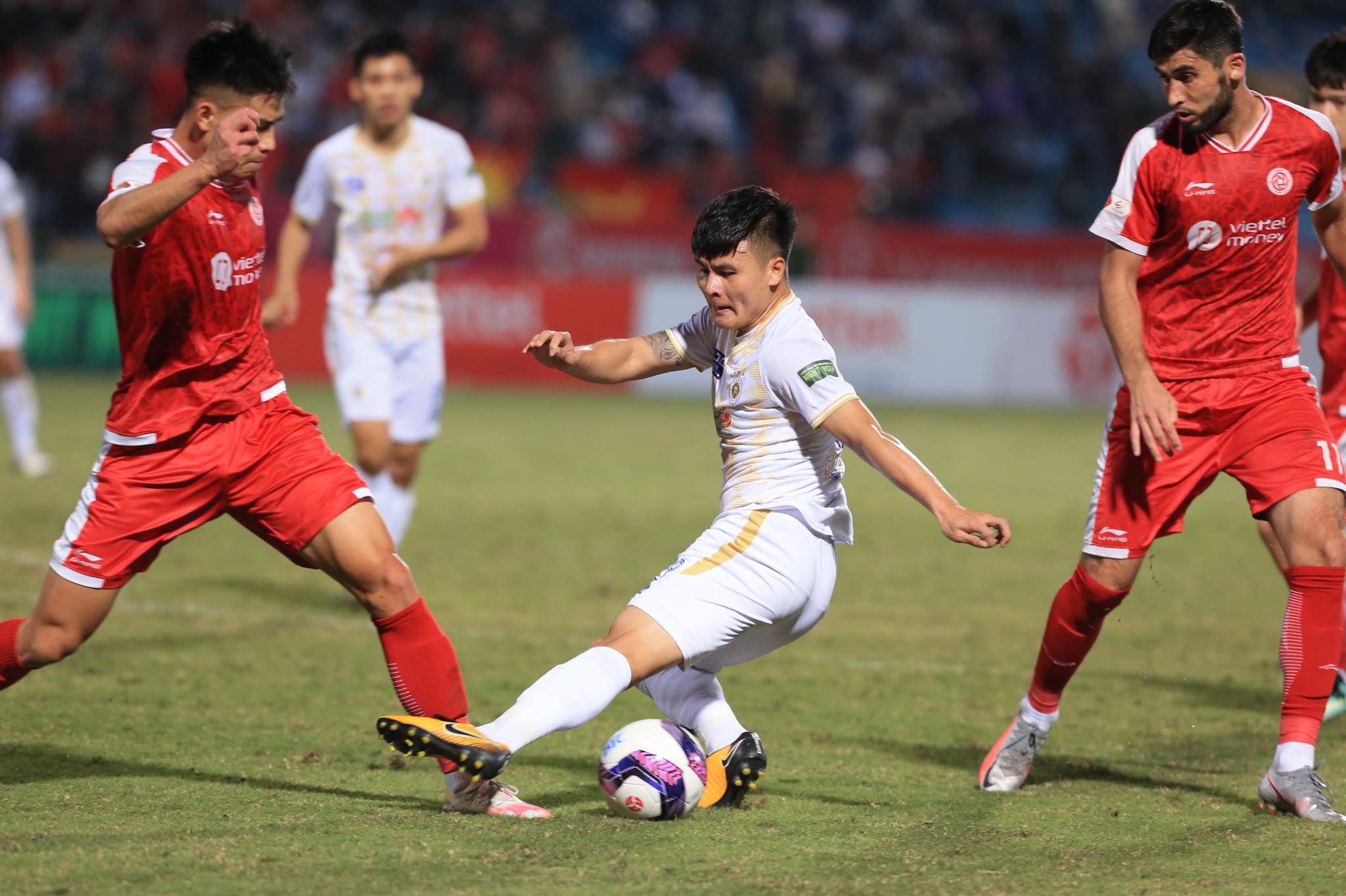 Quang Hải chơi trận đấu cuối cùng trong màu áo Hà Nội ở sân chơi V.League - Ảnh: Đức Cường 