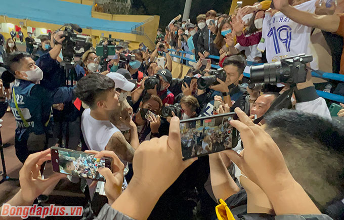 Quang Hải nghẹn ngào trong những ngày cuối cùng ở Hà Nội FC - Ảnh: Thiên Minh 
