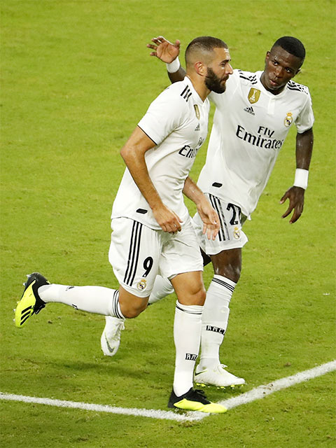 Được chơi bóng cạnh Karim Benzema trong màu áo Real Madrid, Vinicius Jr (phải) đang trưởng thành rất nhanh