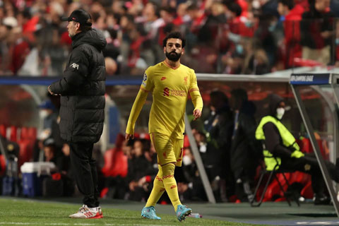 Salah (phải) thất vọng khi thi đấu không tốt trước Benfica