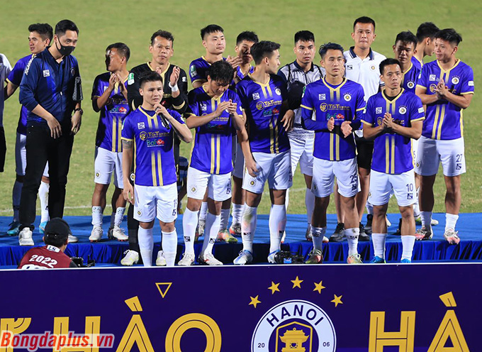 Đồng đội Hà Nội FC sát cánh bên Quang Hải - Ảnh: Đức Cường