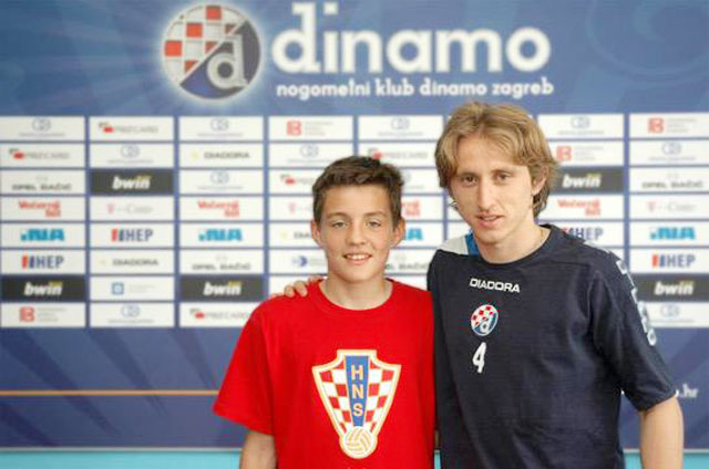 Bức ảnh được chụp hồi 2007 giữa Modric và Kovacic đã trở thành một "huyền thoại" tại SVĐ của Dinamo Zagreb
