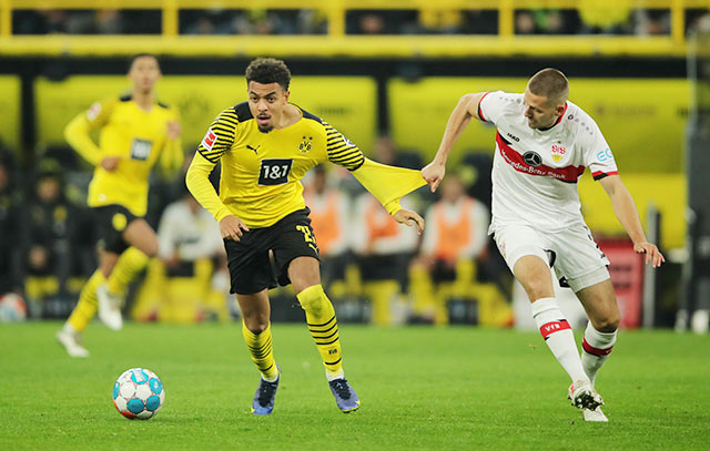 Phong độ trồi sụt khiến Dortmund (trái) khó có trọn 3 điểm trên sân của Stuttgart