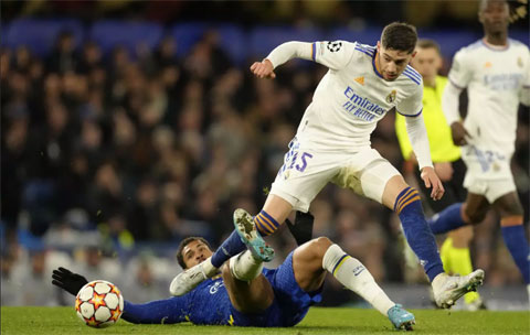 Valverde (áo trắng) đã khiến cho hàng thủ Chelsea chao đảo, hạn chế dâng cao