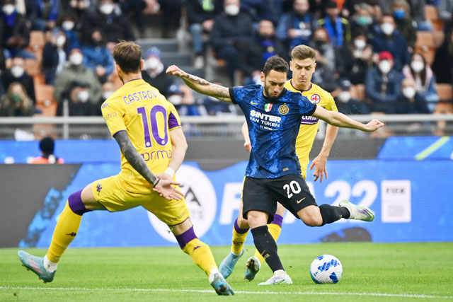 Inter (phải) sẽ có trận đấu khó khăn khi tiếp Verona do sự sa sút nghiêm trọng của hàng công