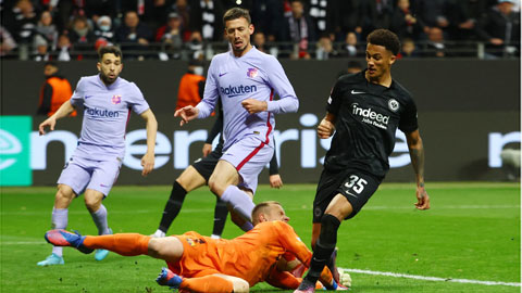 Hàng thủ Barca nỗ lực cản phá các pha hãm thành của cầu thủ Frankfurt