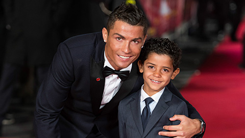 Ronaldo lên tiếng bảo vệ con trai sau ồn ào quần áo