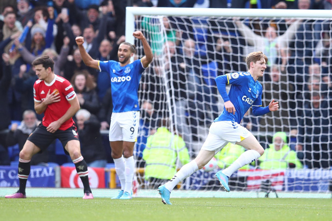 Gordon mở tỷ số trận Everton vs MU ở phút 27 sau pha dứt điểm chạm người Maguire