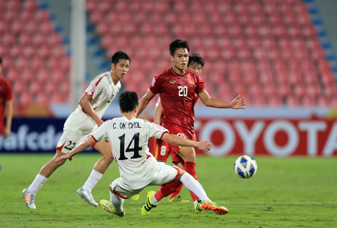 Việt Anh (áo đỏ) sẽ được lựa chọn vào vị trí trung vệ lệch phải ở U23 Việt Nam 	Ảnh: MINH TUẤN