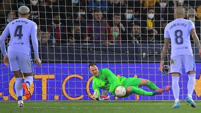 Ter Stegen cản phá thành công 1 trong 3 quả phạt đền ở trận Levante vs Barca