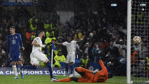 Benzema ghi bàn vào lưới Chelsea ở trận lượt đi